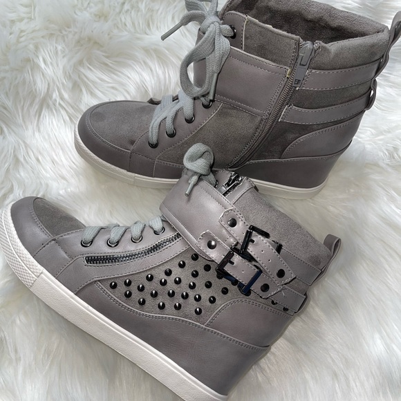Stylish Gray High-Top Sneakers - Picture 3 of 7